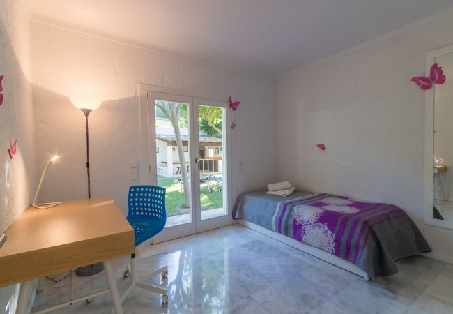 Beach Villa, 8 people, Playa de Muro, Mallorca. 20m from the beach 4 DBR, 3 BR, outdoor bathrooms, air conditioning, free wifi internet, beautiful garden with barbecue and lots of terrace area