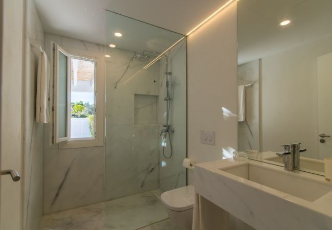 Beach Villa, 8 people, Playa de Muro, Mallorca. 20m from the beach 4 DBR, 3 BR, outdoor bathrooms, air conditioning, free wifi internet, beautiful garden with barbecue and lots of terrace area