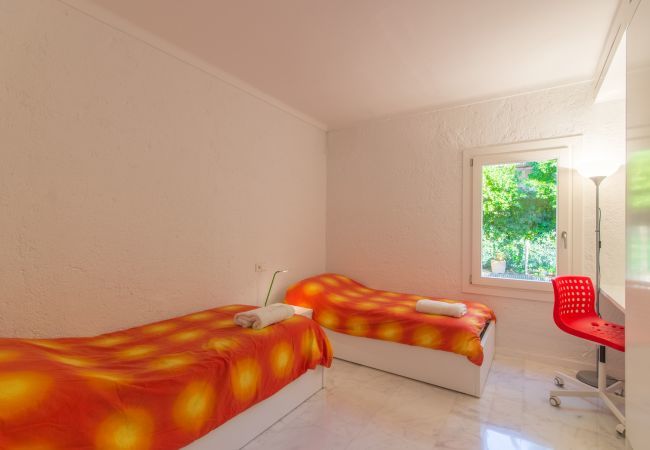 Beach Villa, 8 people, Playa de Muro, Mallorca. 20m from the beach 4 DBR, 3 BR, outdoor bathrooms, air conditioning, free wifi internet, beautiful garden with barbecue and lots of terrace area