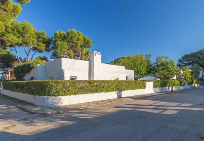 Beach Villa, 8 people, Playa de Muro, Mallorca. 20m from the beach 4 DBR, 3 BR, outdoor bathrooms, air conditioning, free wifi internet, beautiful garden with barbecue and lots of terrace area