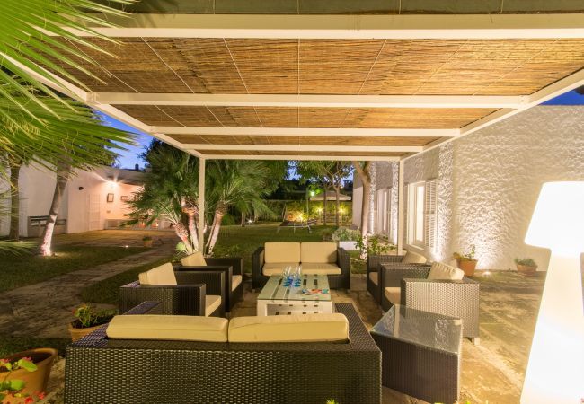Beach Villa, 8 people, Playa de Muro, Mallorca. 20m from the beach 4 DBR, 3 BR, outdoor bathrooms, air conditioning, free wifi internet, beautiful garden with barbecue and lots of terrace area