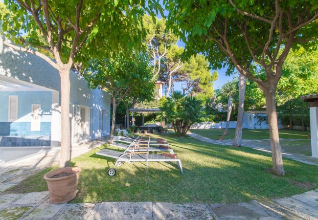 Beach Villa, 8 people, Playa de Muro, Mallorca. 20m from the beach 4 DBR, 3 BR, outdoor bathrooms, air conditioning, free wifi internet, beautiful garden with barbecue and lots of terrace area