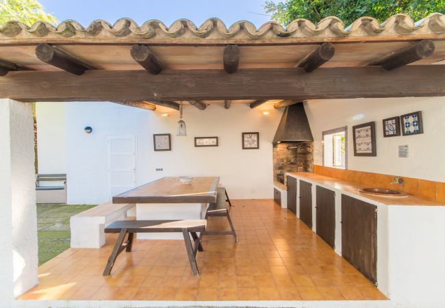 Beach Villa, 8 people, Playa de Muro, Mallorca. 20m from the beach 4 DBR, 3 BR, outdoor bathrooms, air conditioning, free wifi internet, beautiful garden with barbecue and lots of terrace area