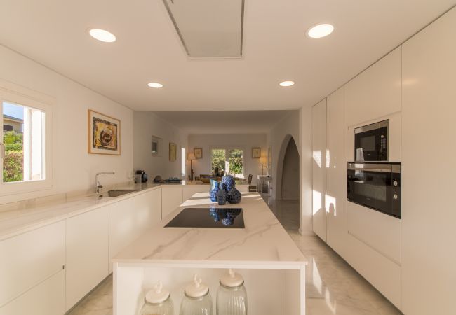 Beach Villa, 8 people, Playa de Muro, Mallorca. 20m from the beach 4 DBR, 3 BR, outdoor bathrooms, air conditioning, free wifi internet, beautiful garden with barbecue and lots of terrace area