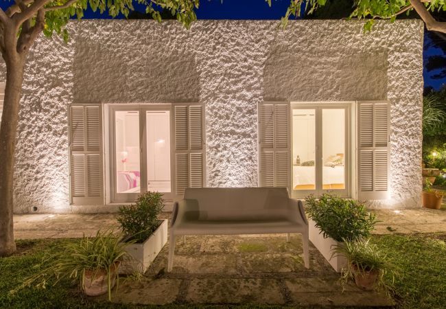 Beach Villa, 8 people, Playa de Muro, Mallorca. 20m from the beach 4 DBR, 3 BR, outdoor bathrooms, air conditioning, free wifi internet, beautiful garden with barbecue and lots of terrace area