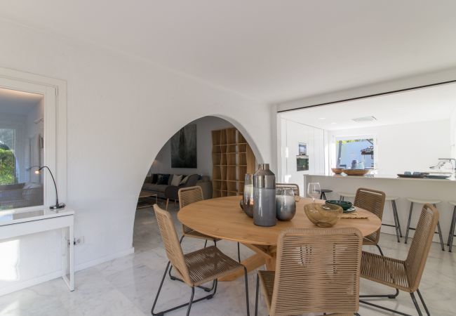 Beach Villa, 8 people, Playa de Muro, Mallorca. 20m from the beach 4 DBR, 3 BR, outdoor bathrooms, air conditioning, free wifi internet, beautiful garden with barbecue and lots of terrace area