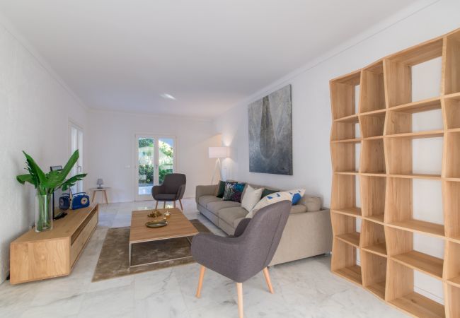 Beach Villa, 8 people, Playa de Muro, Mallorca. 20m from the beach 4 DBR, 3 BR, outdoor bathrooms, air conditioning, free wifi internet, beautiful garden with barbecue and lots of terrace area