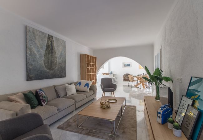 Beach Villa, 8 people, Playa de Muro, Mallorca. 20m from the beach 4 DBR, 3 BR, outdoor bathrooms, air conditioning, free wifi internet, beautiful garden with barbecue and lots of terrace area