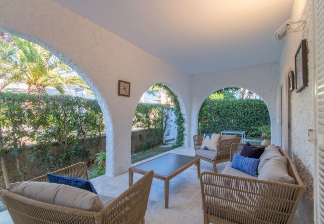 Beach Villa, 8 people, Playa de Muro, Mallorca. 20m from the beach 4 DBR, 3 BR, outdoor bathrooms, air conditioning, free wifi internet, beautiful garden with barbecue and lots of terrace area