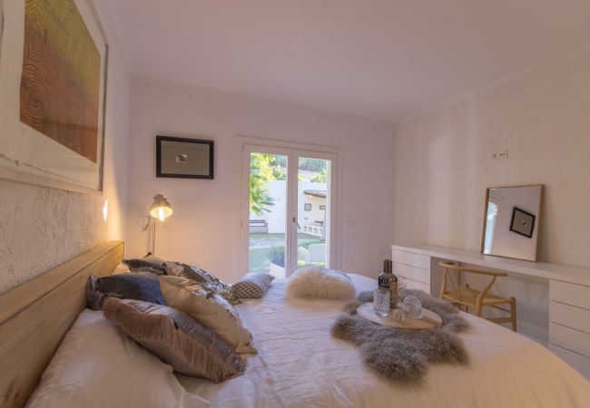 Beach Villa, 8 people, Playa de Muro, Mallorca. 20m from the beach 4 DBR, 3 BR, outdoor bathrooms, air conditioning, free wifi internet, beautiful garden with barbecue and lots of terrace area