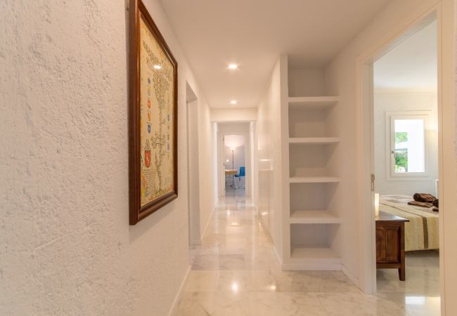 Beach Villa, 8 people, Playa de Muro, Mallorca. 20m from the beach 4 DBR, 3 BR, outdoor bathrooms, air conditioning, free wifi internet, beautiful garden with barbecue and lots of terrace area