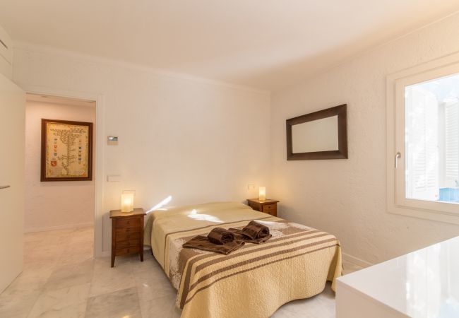 Beach Villa, 8 people, Playa de Muro, Mallorca. 20m from the beach 4 DBR, 3 BR, outdoor bathrooms, air conditioning, free wifi internet, beautiful garden with barbecue and lots of terrace area