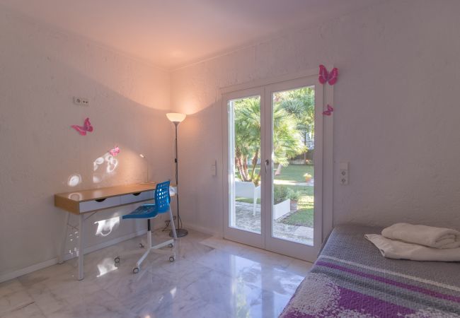 Beach Villa, 8 people, Playa de Muro, Mallorca. 20m from the beach 4 DBR, 3 BR, outdoor bathrooms, air conditioning, free wifi internet, beautiful garden with barbecue and lots of terrace area