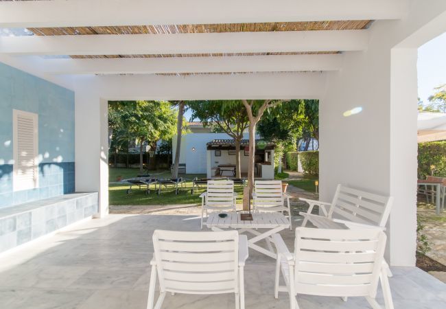 Beach Villa, 8 people, Playa de Muro, Mallorca. 20m from the beach 4 DBR, 3 BR, outdoor bathrooms, air conditioning, free wifi internet, beautiful garden with barbecue and lots of terrace area