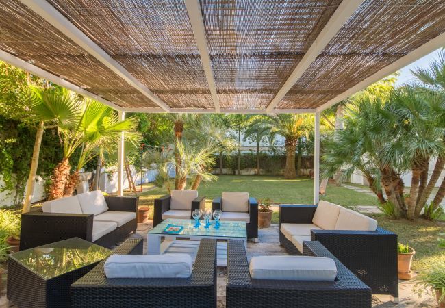 Beach Villa, 8 people, Playa de Muro, Mallorca. 20m from the beach 4 DBR, 3 BR, outdoor bathrooms, air conditioning, free wifi internet, beautiful garden with barbecue and lots of terrace area