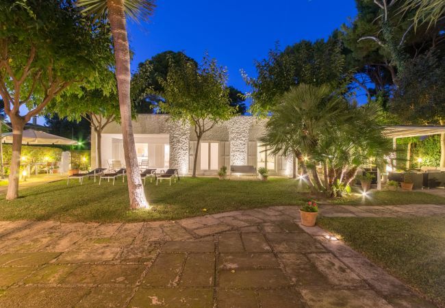 Beach Villa, 8 people, Playa de Muro, Mallorca. 20m from the beach 4 DBR, 3 BR, outdoor bathrooms, air conditioning, free wifi internet, beautiful garden with barbecue and lots of terrace area