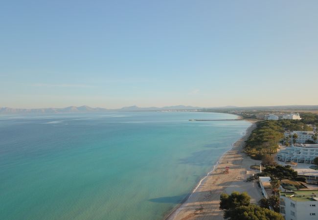 Beach Villa, 8 people, Playa de Muro, Mallorca. 20m from the beach 4 DBR, 3 BR, outdoor bathrooms, air conditioning, free wifi internet, beautiful garden with barbecue and lots of terrace area