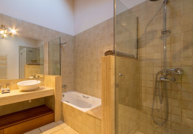 3 DBR, 1 BR, 1 guest toilet, air conditioning, free wifi, close to all amenities