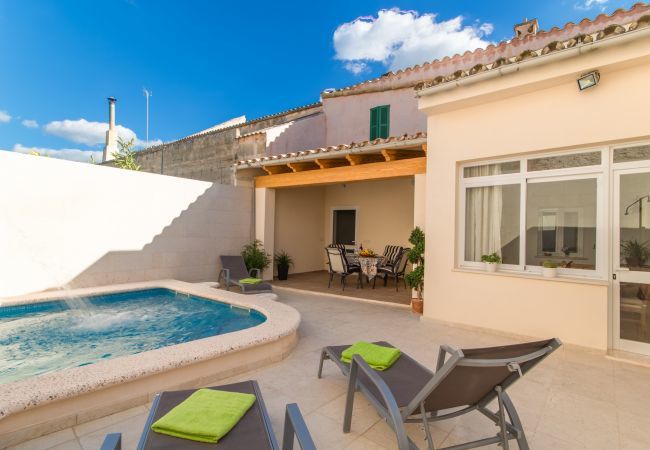 Townhouse with pool for 6 people in Ariany, Mallorca. 3 DBR, 3 BR, air conditioning, free wifi, pool terrace with barbecue area