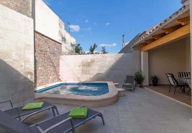 Townhouse with pool for 6 people in Ariany, Mallorca. 3 DBR, 3 BR, air conditioning, free wifi, pool terrace with barbecue area