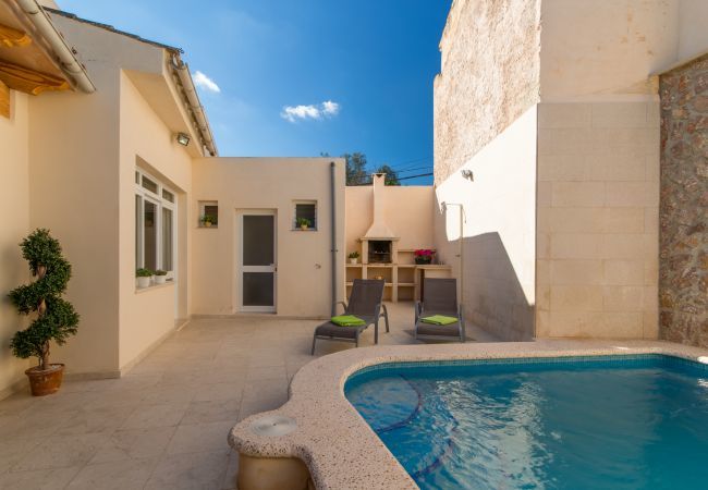 Townhouse with pool for 6 people in Ariany, Mallorca. 3 DBR, 3 BR, air conditioning, free wifi, pool terrace with barbecue area