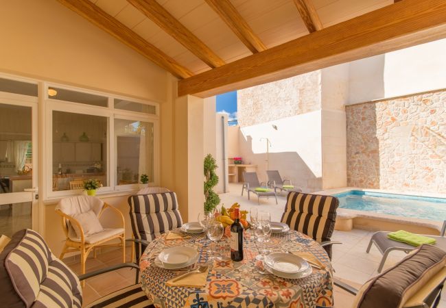Townhouse with pool for 6 people in Ariany, Mallorca. 3 DBR, 3 BR, air conditioning, free wifi, pool terrace with barbecue area