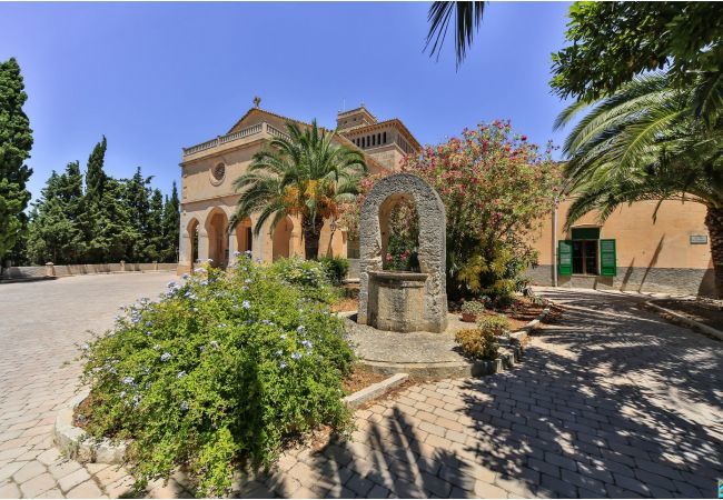 Townhouse with pool for 6 people in Ariany, Mallorca. 3 DBR, 3 BR, air conditioning, free wifi, pool terrace with barbecue area