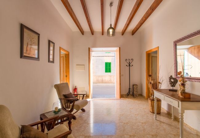 Townhouse with pool for 6 people in Ariany, Mallorca. 3 DBR, 3 BR, air conditioning, free wifi, pool terrace with barbecue area