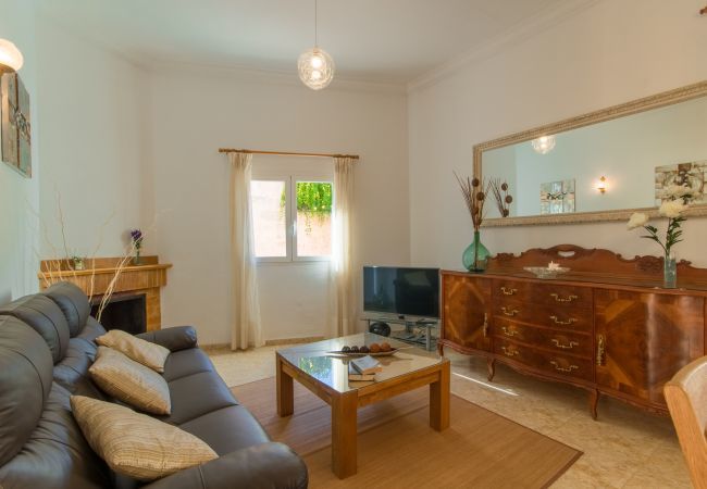 Townhouse with pool for 6 people in Ariany, Mallorca. 3 DBR, 3 BR, air conditioning, free wifi, pool terrace with barbecue area