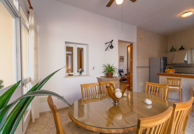 Townhouse with pool for 6 people in Ariany, Mallorca. 3 DBR, 3 BR, air conditioning, free wifi, pool terrace with barbecue area