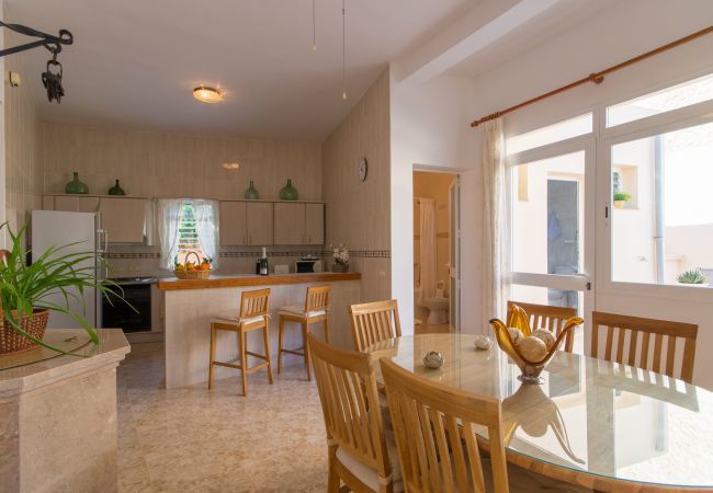 Townhouse with pool for 6 people in Ariany, Mallorca. 3 DBR, 3 BR, air conditioning, free wifi, pool terrace with barbecue area