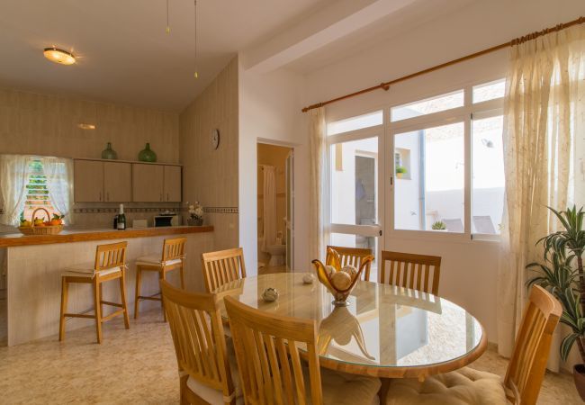 Townhouse with pool for 6 people in Ariany, Mallorca. 3 DBR, 3 BR, air conditioning, free wifi, pool terrace with barbecue area