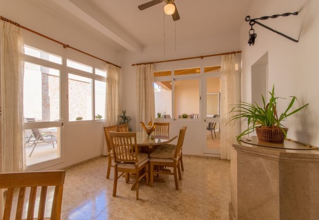 Townhouse with pool for 6 people in Ariany, Mallorca. 3 DBR, 3 BR, air conditioning, free wifi, pool terrace with barbecue area