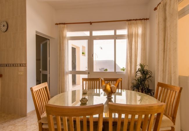 Townhouse with pool for 6 people in Ariany, Mallorca. 3 DBR, 3 BR, air conditioning, free wifi, pool terrace with barbecue area