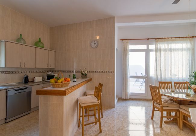 Townhouse with pool for 6 people in Ariany, Mallorca. 3 DBR, 3 BR, air conditioning, free wifi, pool terrace with barbecue area