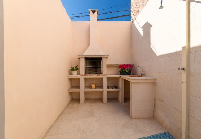 Townhouse with pool for 6 people in Ariany, Mallorca. 3 DBR, 3 BR, air conditioning, free wifi, pool terrace with barbecue area