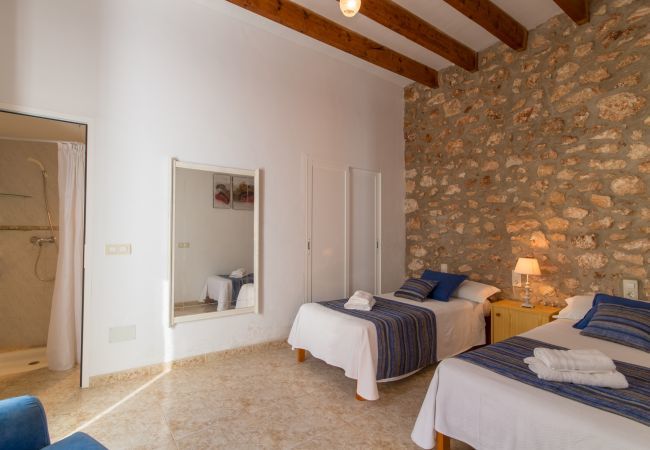Townhouse with pool for 6 people in Ariany, Mallorca. 3 DBR, 3 BR, air conditioning, free wifi, pool terrace with barbecue area