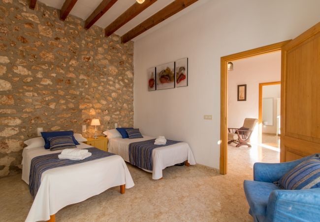 Townhouse with pool for 6 people in Ariany, Mallorca. 3 DBR, 3 BR, air conditioning, free wifi, pool terrace with barbecue area