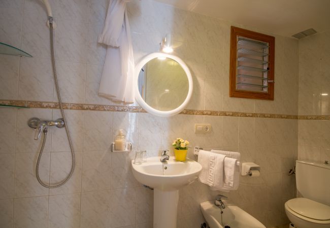 Townhouse with pool for 6 people in Ariany, Mallorca. 3 DBR, 3 BR, air conditioning, free wifi, pool terrace with barbecue area