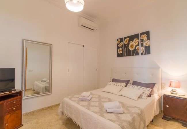 Townhouse with pool for 6 people in Ariany, Mallorca. 3 DBR, 3 BR, air conditioning, free wifi, pool terrace with barbecue area