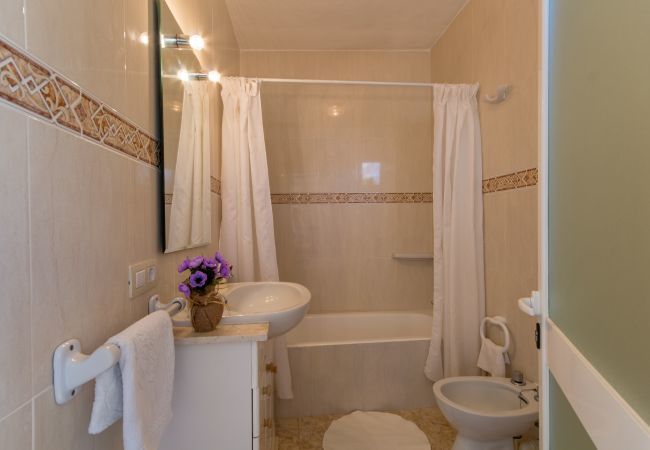 Townhouse with pool for 6 people in Ariany, Mallorca. 3 DBR, 3 BR, air conditioning, free wifi, pool terrace with barbecue area