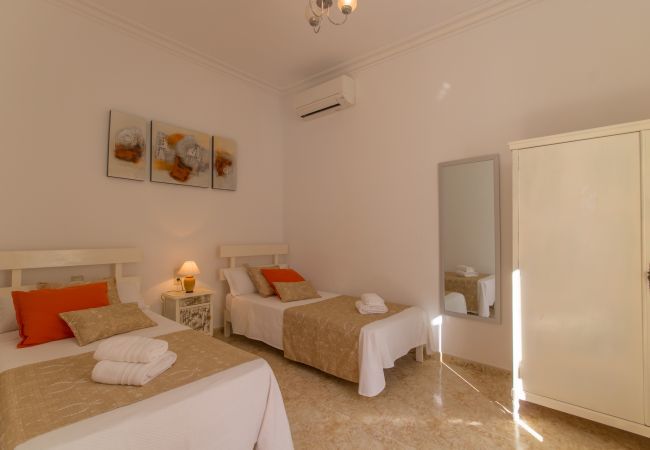 Townhouse with pool for 6 people in Ariany, Mallorca. 3 DBR, 3 BR, air conditioning, free wifi, pool terrace with barbecue area