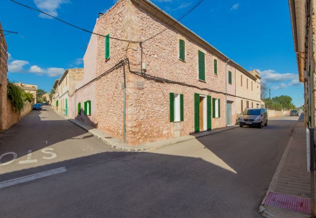 Townhouse with pool for 6 people in Ariany, Mallorca. 3 DBR, 3 BR, air conditioning, free wifi, pool terrace with barbecue area