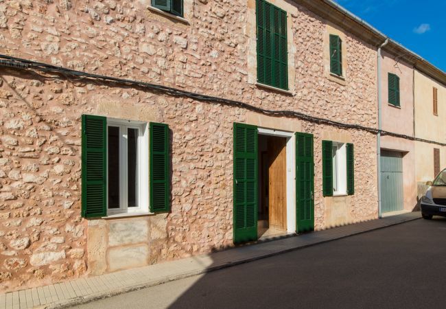 Townhouse with pool for 6 people in Ariany, Mallorca. 3 DBR, 3 BR, air conditioning, free wifi, pool terrace with barbecue area