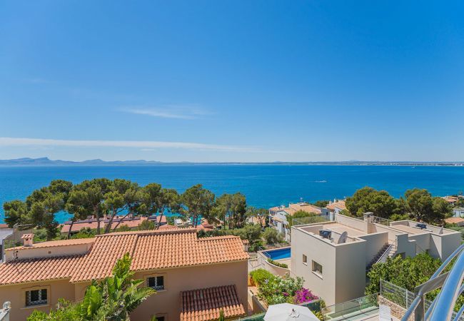 Villa with pool for 10 persons in Alcanada, Mallorca. 5 DBR, 5 BR en suite, AC, free wifi, pool, SPA area with heated indoor pool and whirlpool, fitness and many extras