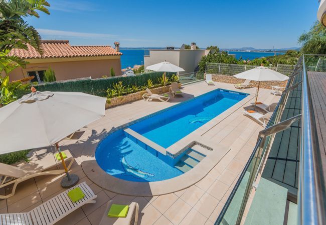 Villa with pool for 10 persons in Alcanada, Mallorca. 5 habitaciones dobles, 5 baño en suite, AC, WIFI, piscina, SPA con piscina climatizada, hidromasaje, gym y muchos extras