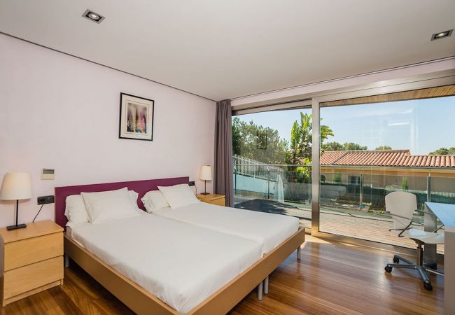 Villa with pool for 10 persons in Alcanada, Mallorca. 5 DBR, 5 BR en suite, AC, free wifi, pool, SPA area with heated indoor pool and whirlpool, fitness and many extras