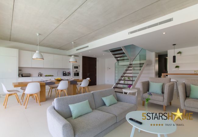 Villa with pool for 8 people in Playa de Muro, Mallorca 4 double bedrooms, 3 bathrooms, garden with pool, barbecue, free WIFI, air conditioning and central heating.