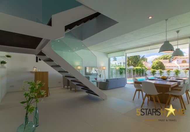 Villa with pool for 8 people in Playa de Muro, Mallorca 4 double bedrooms, 3 bathrooms, garden with pool, barbecue, free WIFI, air conditioning and central heating.