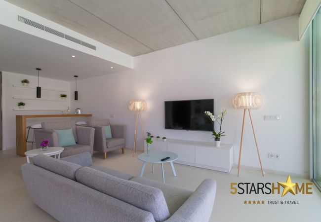 Villa with pool for 8 people in Playa de Muro, Mallorca 4 double bedrooms, 3 bathrooms, garden with pool, barbecue, free WIFI, air conditioning and central heating.